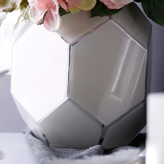 Lọ hoa gốm sứ hình viên kim cương